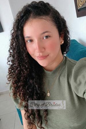 203844 - Laura Age: 26 - Colombia